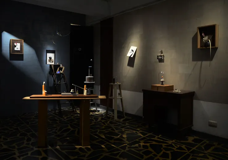 《風來時,》展場映入眼簾的是以馬戲團情境為發想各類錯落有致的物件裝置，藝術家王文琳通過即興演出，即是用馬戲團的展演趣味乘載風來時的混亂。 有了這個意境和想像，作品的表現方式便不會被侷限在單一的樣式裡。