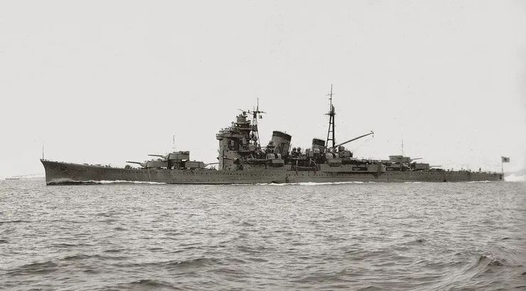 1937年5月，朴茨茅斯皮特黑德海軍檢閱儀式上的足柄號。