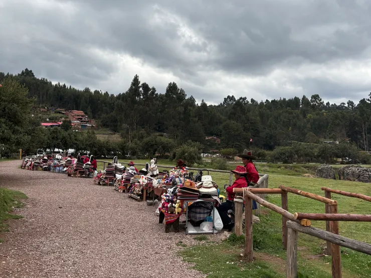 出口處也有擺好幾個看起來比較官方的紀念品攤販