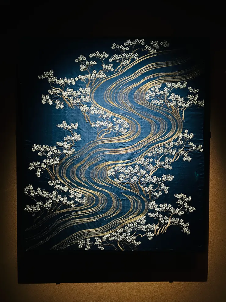 絲綢、金線和刺繡不難看出日本作家的影子，是我最鍾意的作品之一(現場拍攝)