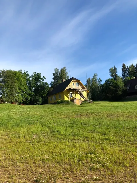這間黃色的小屋就是桑拿房