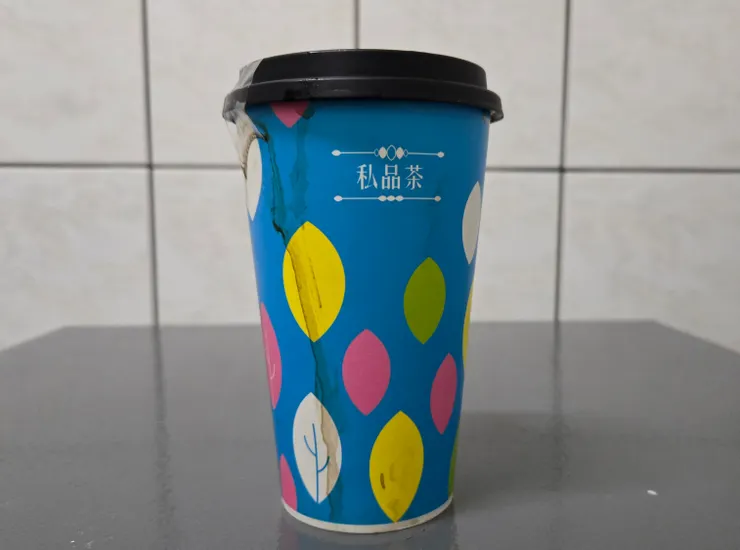 用咖啡杯裝著！