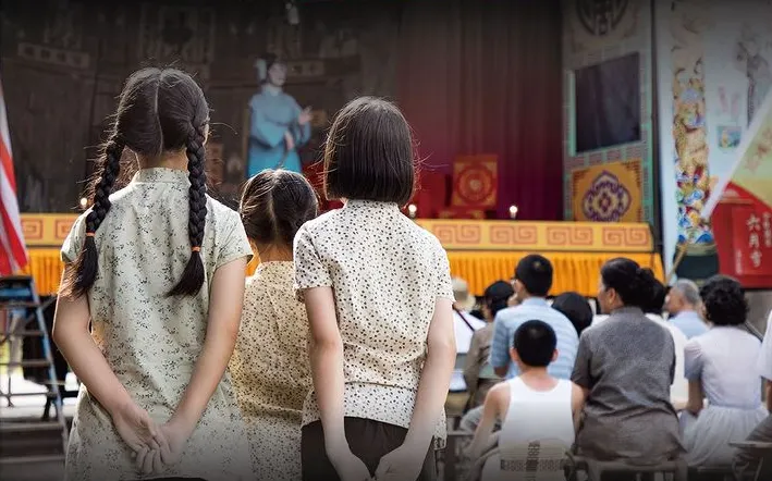 廟口熱鬧，但劇中人料不到接下來的巨變。（Source : 官方IG。）