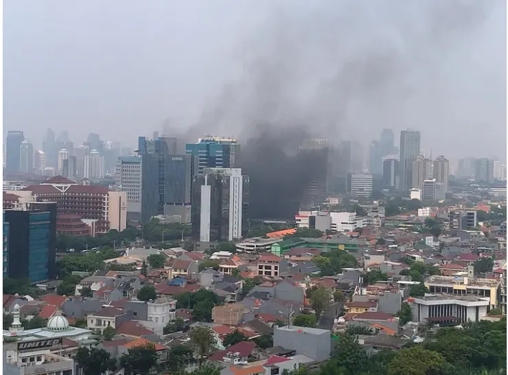 市區有人群焚燒輪胎冒出陣陣濃煙...