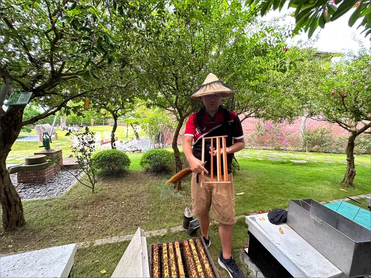 老闆介紹蜂王乳如何製造