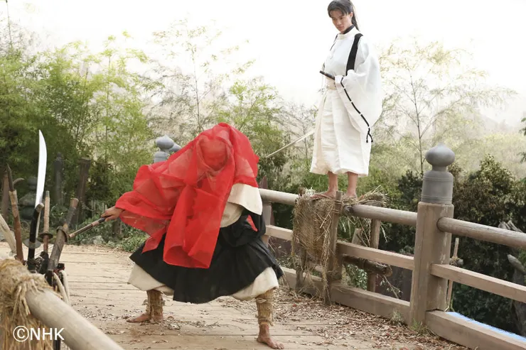 每一任義經都要站在橋欄杆上（找不到05年版的劇照只好用12年的）