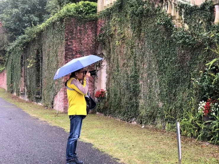 拍照還要拿雨傘