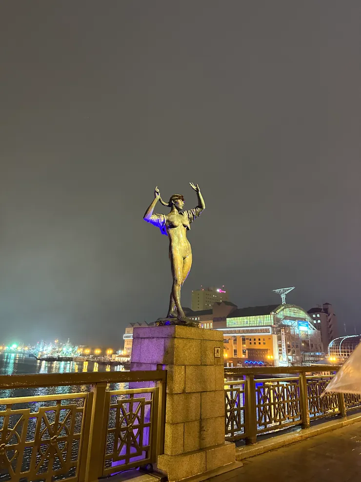 著名的幣舞橋雕像,這個應該是“夏”