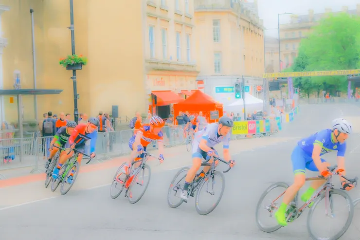 在我眼前過彎的自行車選手