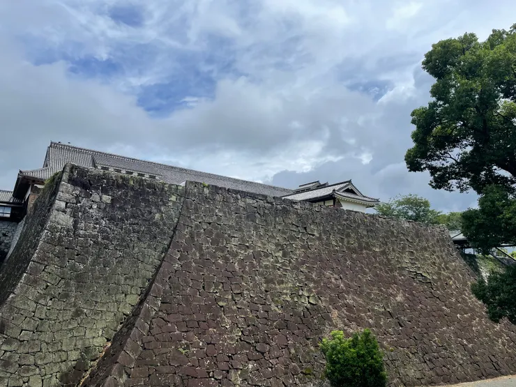 熊本城以陡峭的城牆「武者返」(武者返し)聞名，意為「連武士都要回去」，可見其易守難攻的程度。(圖源/作者自攝)