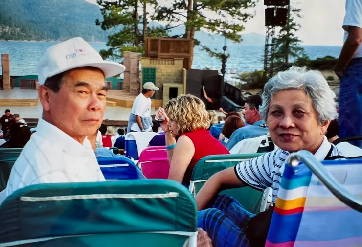 爸媽坐在我們自己帶去的椅子準備觀賞莎士比亞舞台劇；2002年七月