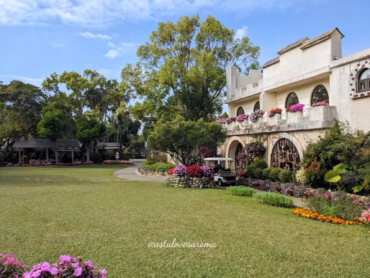 精油主題館與花露民宿前的草皮一景