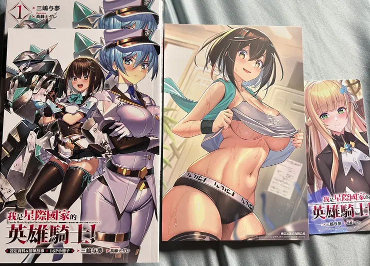 首刷的收藏卡（中間）的汗水有做特別處理，隨著光線照射後反光，會有近似汗水的透明效果。