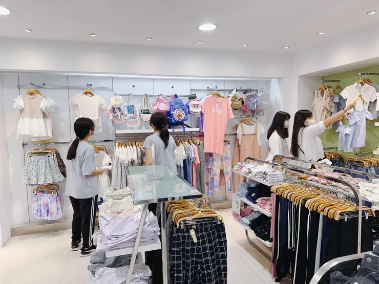 不曉得為何同學很認真地拿著上課講義去童裝區 >"<