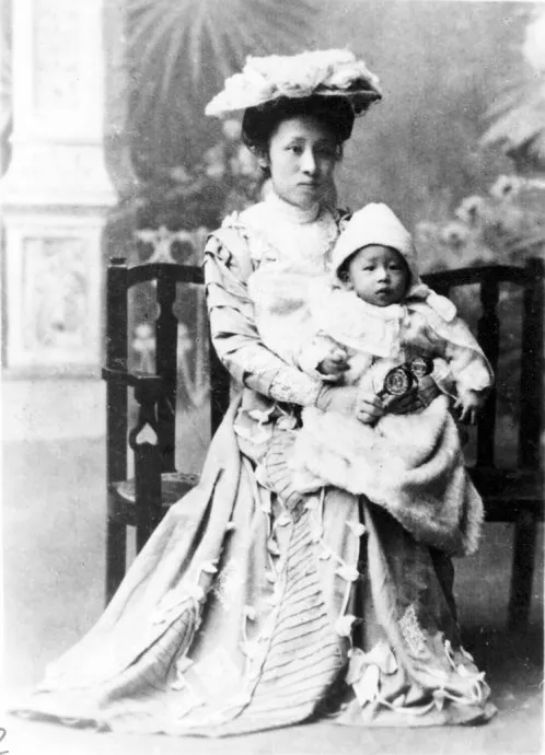 何香凝在東京，懷抱其子廖承志