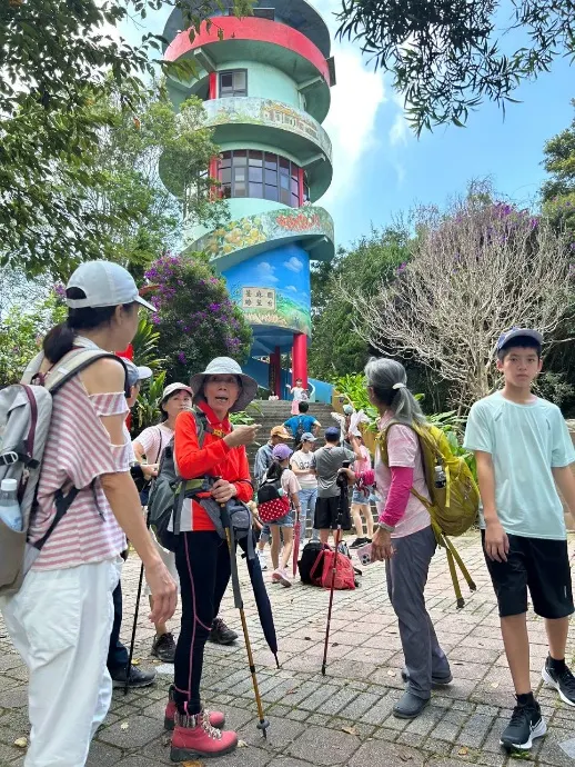 ▲途經薑麻園瞭望台前。