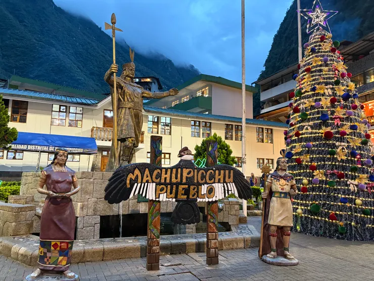曼科·卡帕克廣場 (Plaza Manco Cápac)的印加雕像與聖誕樹