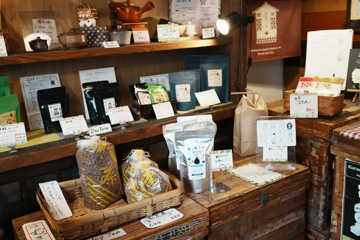 架上的各式茶類商品