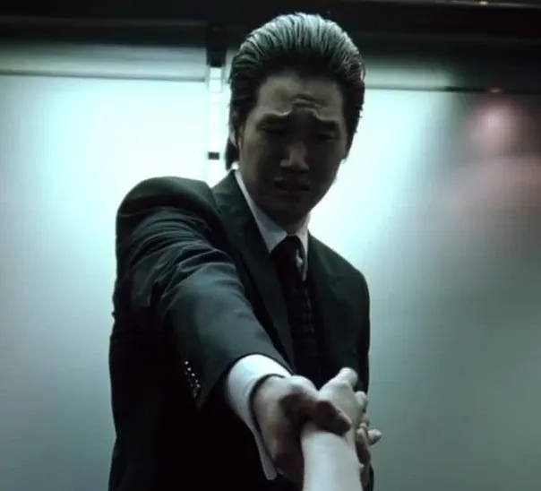 《原罪犯》劇照：抓住姊姊的手