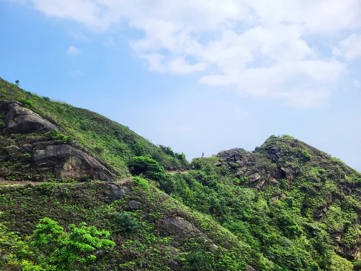 12:10折返大鬼瀑布叉路口附近（前方為劍龍稜的山友），因為擔心午後對流雨，決定不下大鬼瀑布，直接由鋸稜A段上381峰。