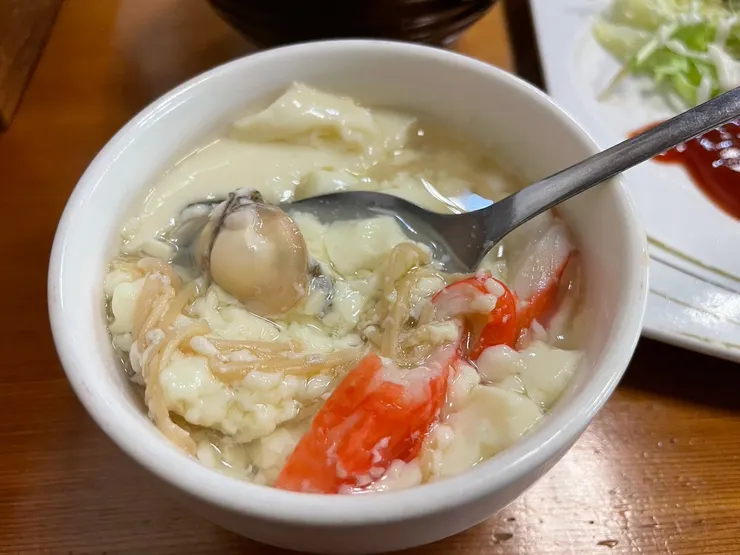 茶碗蒸裡有肥美的蛤蜊、蟹肉棒，和三種不同的菇類