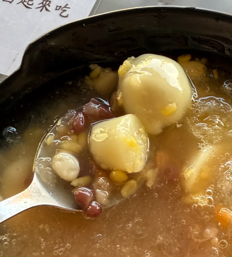 兩種湯圓,多種配料,一次滿足