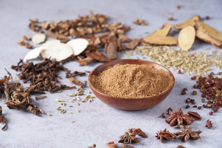 圖說：融合十餘種漢方調配的獨家漢方無烟灑粉，是焦糖楓串烤的標配佐料，只要入手派對包、在家也能完美重現門市現烤風味。（資料來源：焦糖楓）