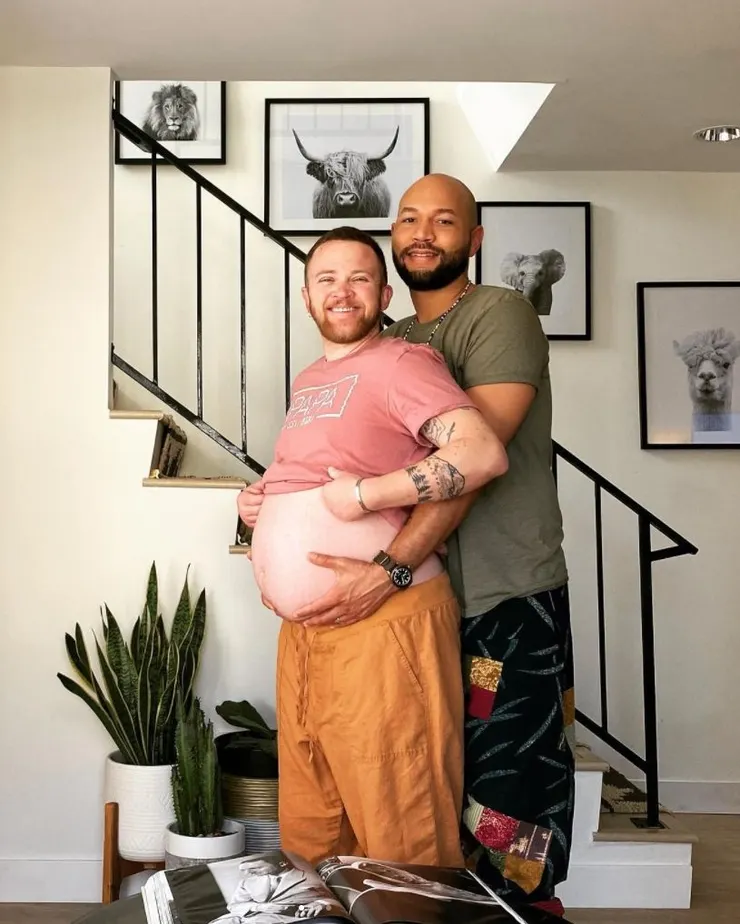 懷孕的跨男Bennett Kaspar-Williams與他的丈夫Malik。