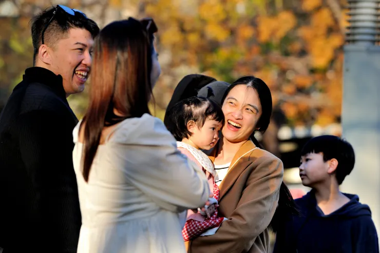 【大年初一，兒子麻吉士鋒偕新婚妻來拜年。一起到民俗公園走走，午後陽光正美。】