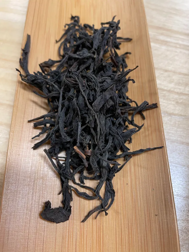 圖為正山小種。最大特色是乾聞帶木燻香；濕透後轉化成荔枝乾香氣。（作者拍攝）