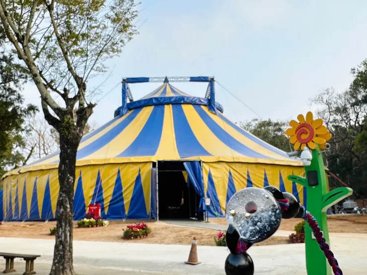 馬戲表演的巨大帳篷,祐懿起來看馬戲。