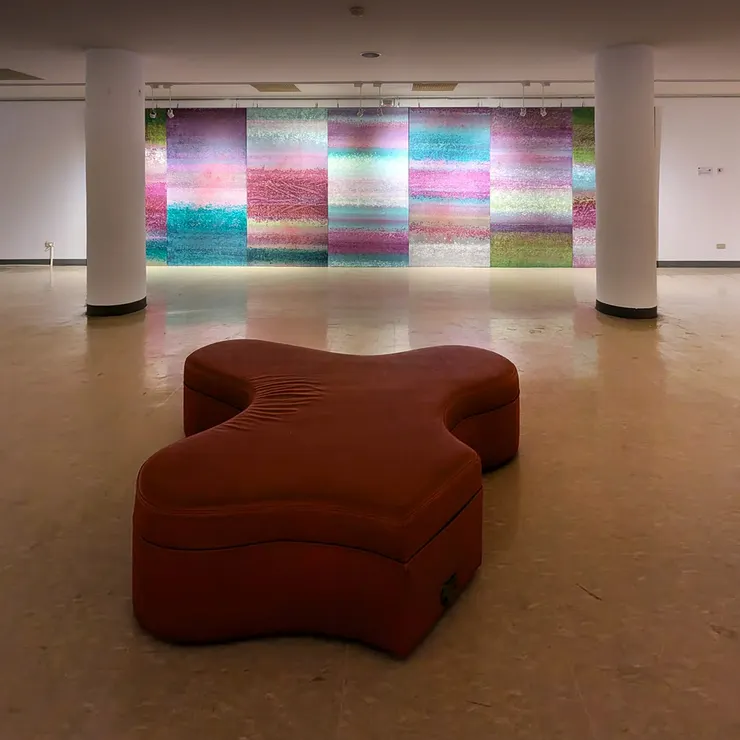 積吶虹光，〈青天白日滿地「虹」〉，壓克力顏料、宣紙，840 X 244 cm。