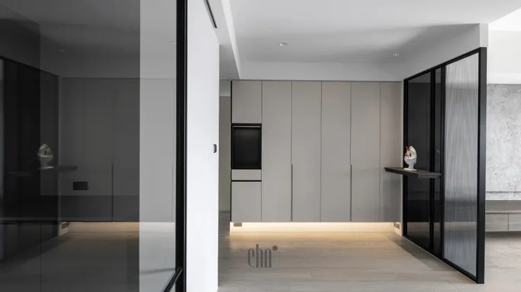 作品設計:老屋翻新 25 年民權路大樓-玄關系統櫃