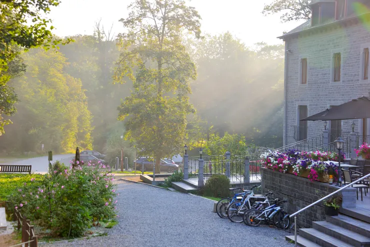 【為了四點半的敬拜老妻起個大早，唱誦聲隱隱傳出我揹著相機亂跑！接待中心的晨光。】