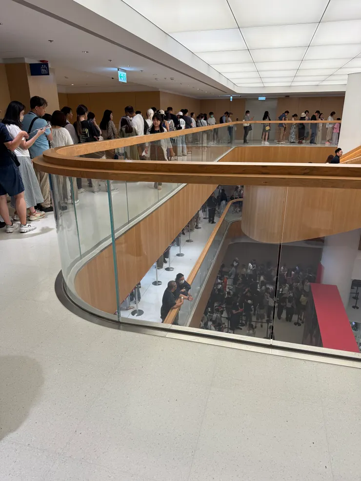 排了三層樓的人龍