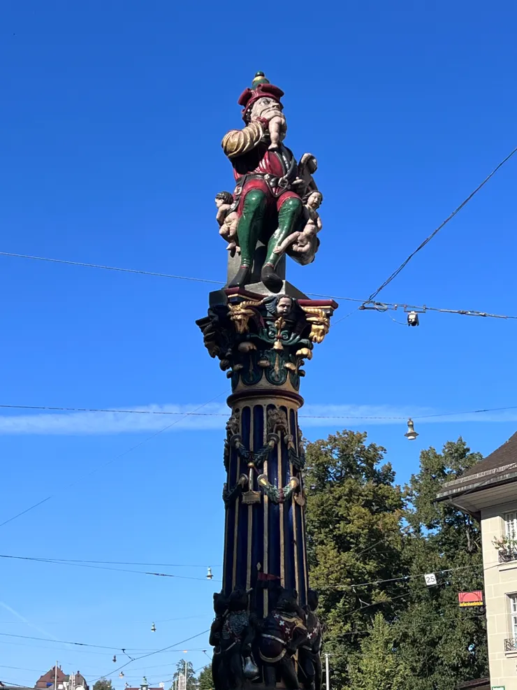 這個噴泉有點可怕，食童噴泉，傳說是為了避免小孩子不小心掉落壕溝，故意做了這麼可怕的雕像嚇唬小孩子，不讓他們靠近