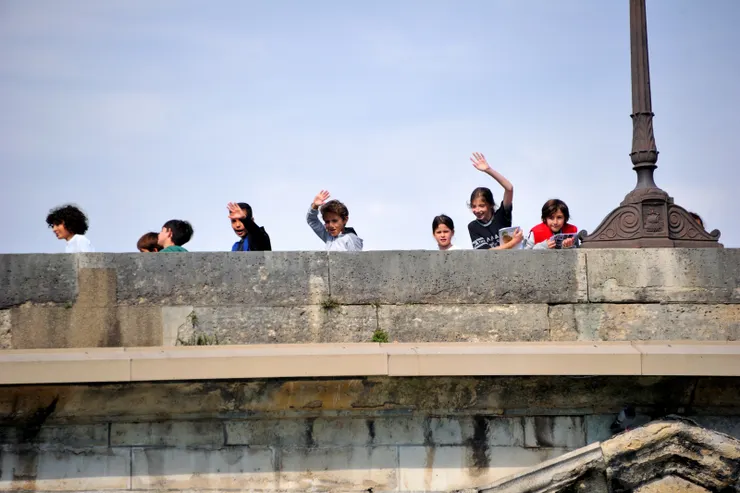 【錯覺走進教科書忽見人舉手揮舞！從船上看橋、岸的人也頗有意思。】