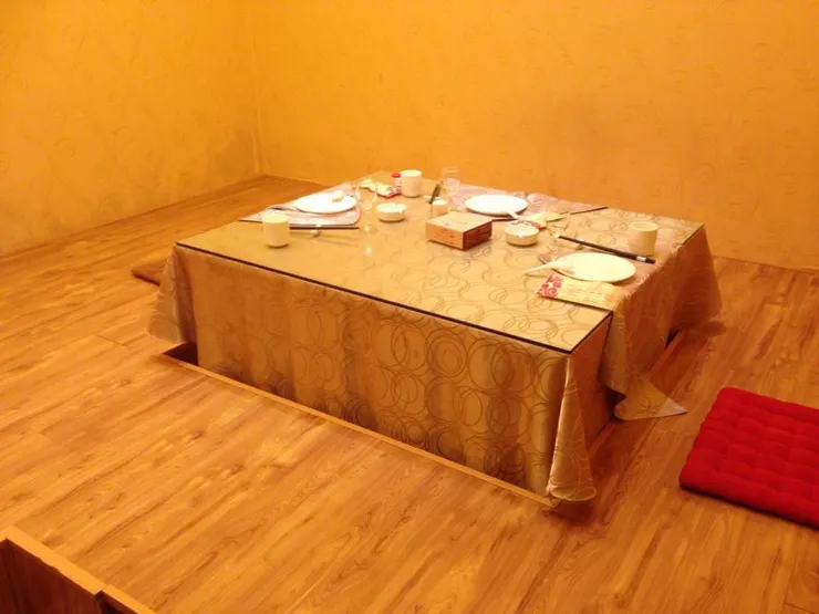 坐在炕上吃飯對南方人來說很新奇