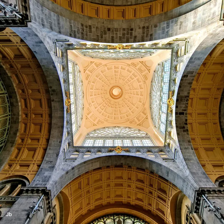 【果然嘆為觀止如皇冠鑲鑽般璨璀！安特衛普中央車站內部，穹頂。】