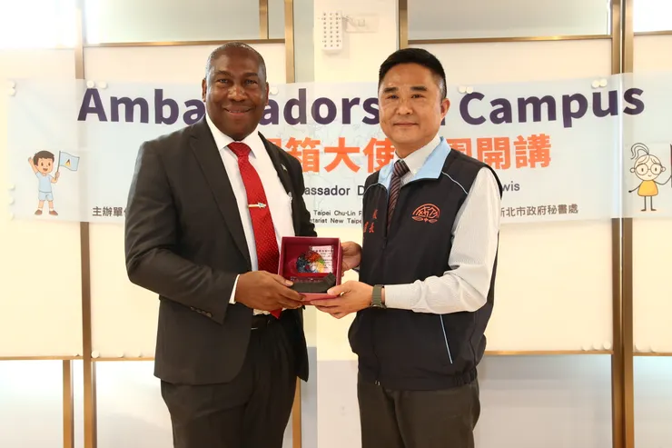 活動最後進行紀念品互贈，為此次活動留下珍貴見證。