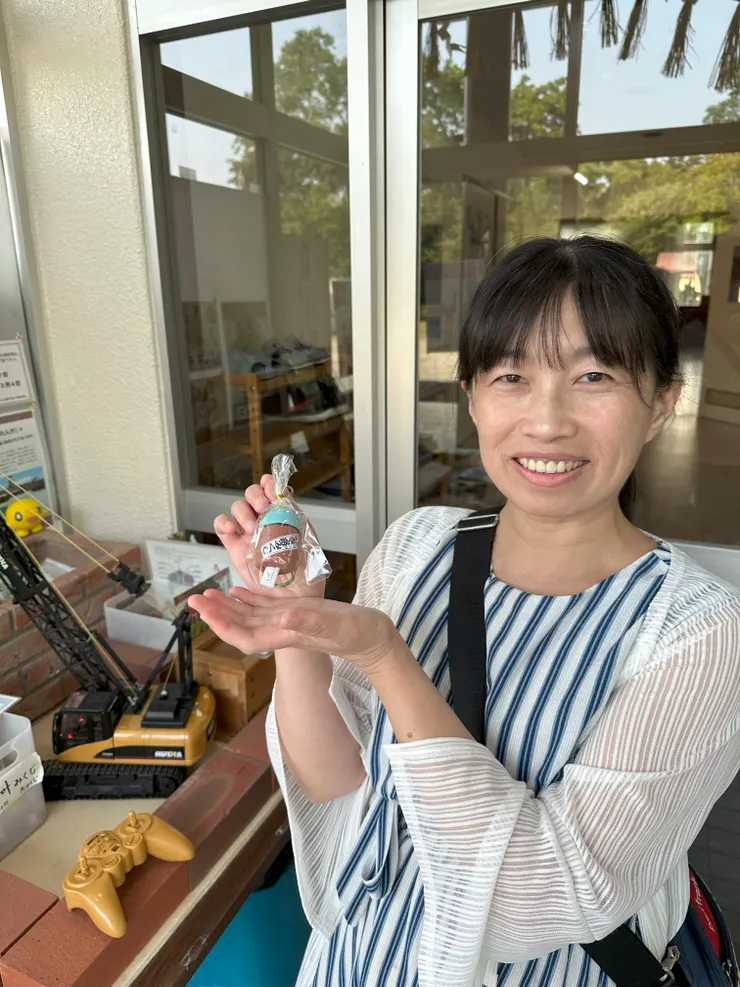 操作起重機，自己吊起神籤