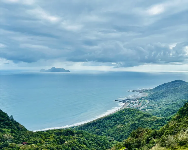 左邊龜山島,右邊是大里(自行拍攝)