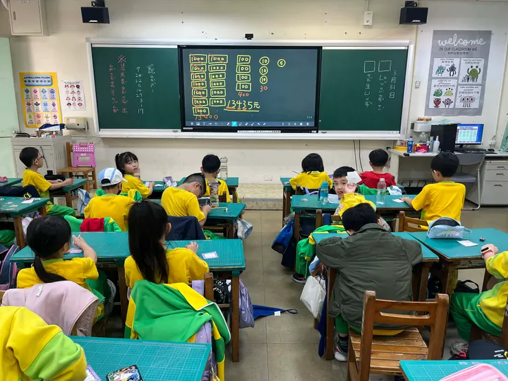 園遊會後先來認識13435元,孩子看到這麼大的數,很驚訝!