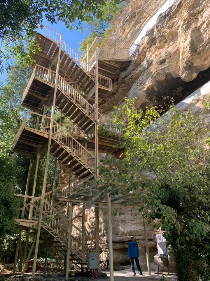 離地25公尺的山壁，是考驗信徒嗎