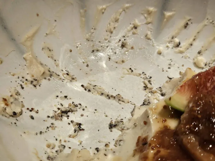 黑黑的，是胡椒，是會嗆會辣的胡椒喔~