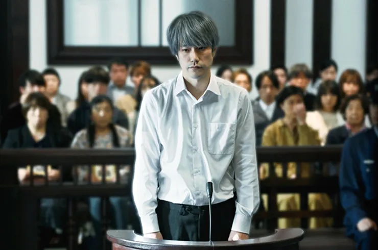 滿頭白髮的男主角斯波 劇照來自https://filmaga.filmarks.com/articles/231351/3/