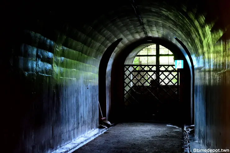 二戰末期的沖繩戰讓這座南方小島沾滿無數鮮血，如今身處和平時代的我們還能透過地下戰壕遺跡去試圖理解那個黑暗時代