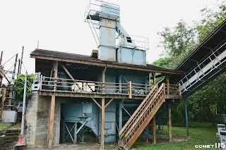 收集木屑用右邊的輸送帶送往燃料倉