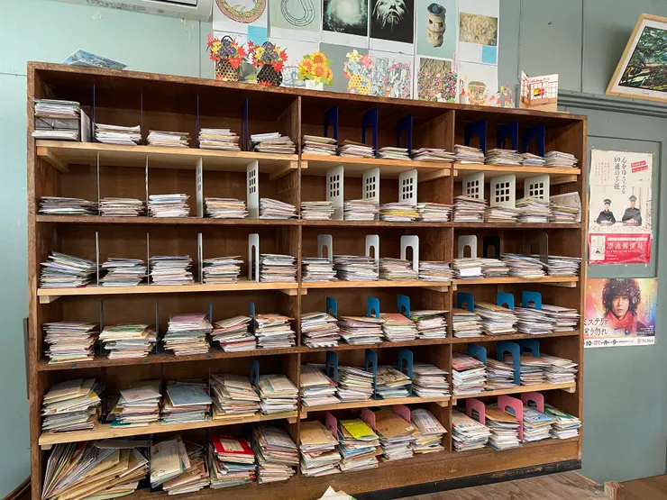 一疊又一疊的信件是來自遠方的訴說