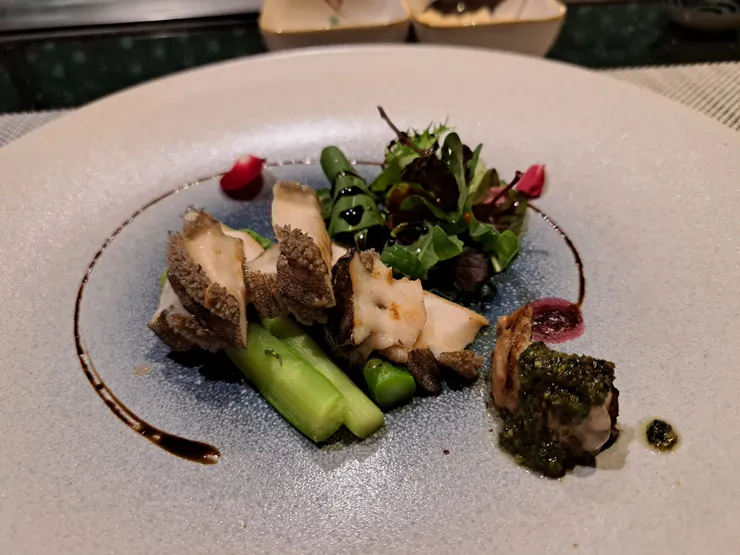 巴掌大的帶殼鮑魚